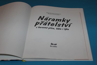 Náramky přátelství z barevné příze, kůže i lýka
