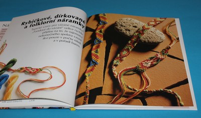 Náramky přátelství z barevné příze, kůže i lýka