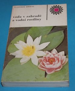 Voda v zahradě a vodní rostliny