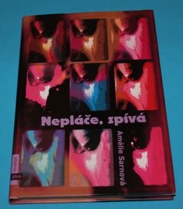 Nepláče, zpívá