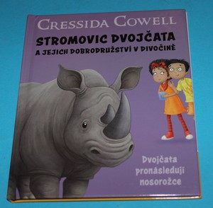 Dvojčata pronásledují nosorožce 